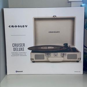 Crosley Cruiser Deluxe with built-in bluetooth